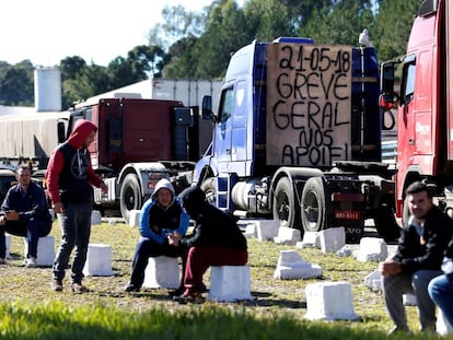 Caminhoneiros bloqueiam a BR-116, em Curitiba.