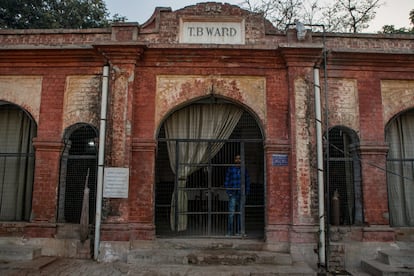 Uno de los hospitales publicos mas viejos de India, financiado por gobierno se ubica en Agra. Se llama Sarojini Naidu Medical College.