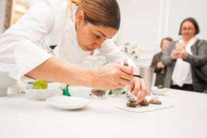 María Marte, chef del Club Allard, prepara entradas con skrei.