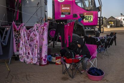 Membro de uma das equipes do Dakar lava a roupa após a oitava etapa.