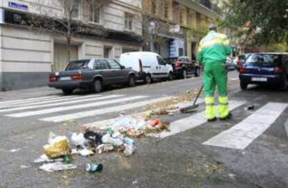El personal del servicio de limpieza trabaja hoy en las calles de Madrid, tras desconvocarse ayer la huelga que se ha prolongado durante trece días y ha llenado de basura la capital.