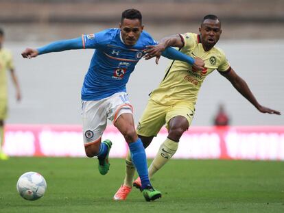 Aldo Leao y William en la disputa del balón.