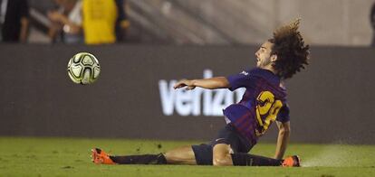 Cucurella se lanza a por la pelota ante en Tottenham.