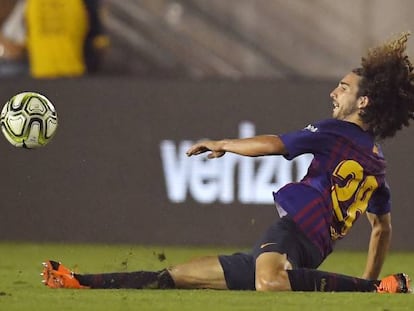 Cucurella se lanza a por la pelota ante en Tottenham.