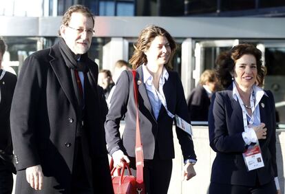 El presidente del Gobierno, Mariano Rajoy, ha dado la bienvenida a los miembros de la comisión que durante cuatro días van a analizar la candidatura de Madrid a esos Juegos Olímpicos. En la foto, junto a la consejera madrileña de educación y deportes, Lucía Figar, y la alcaldesa de Madrid, Ana Botella.