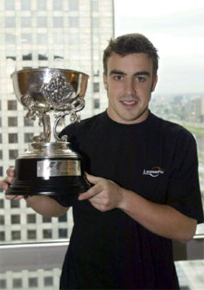 Fernando Alonso, en el hotel de São Paulo con el trofeo del tercer clasificado.