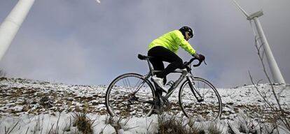 Un ciclista en el Alto del Perdón, Pamplona.