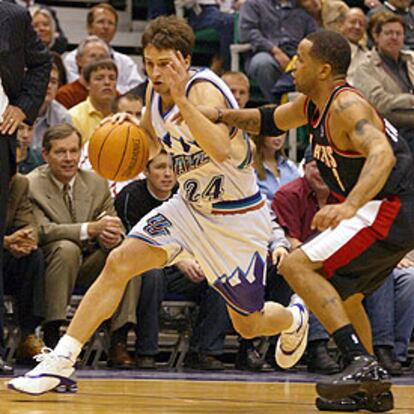 Raúl López avanza ante el acoso de Stoudamire.