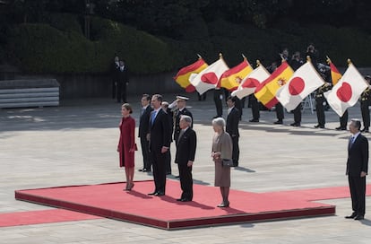 De izquierda a derecha: la reina Letizia, el rey Felipe VI, el emperador de Japón, Akihito, y la emperatriz, Michiko, posando juntos durante la ceremonia de bienvenida en el Palacio Imperial, en Tokio.