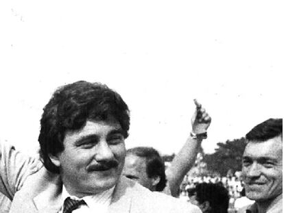 Sito Miñanco en 1990 en el campo de fútbol que sufragó. De tabaquero a narco, fue el capo más internacional. Contribuyó a las campañas de Manuel Antonio Noriega en Panamá.