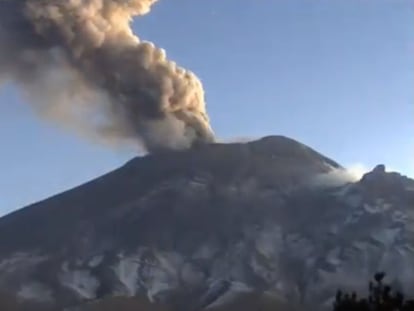 El volcán Popocatépetl durante una de las exhalaciones