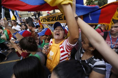 Un grupo de fieles venezolano celebra la llegada del Papa en las calles de R&iacute;o de Janeiro. 