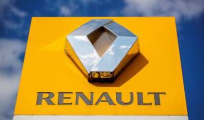 Logo de Renault en un concesionario en París, Francia. 