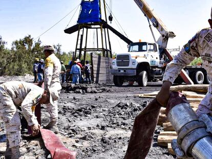 Militares mexicanos trabajan para rescatar a los mineros atrapados en Sabinas.