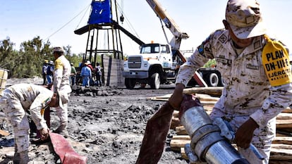 Militares mexicanos en las labores de rescate de los 10 mineros atrapados en Sabinas, Coahuilia