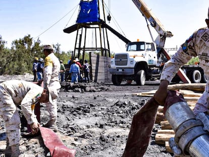 Militares mexicanos trabajan para rescatar a los mineros atrapados en Sabinas.