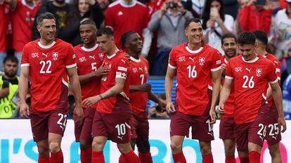 Los jugadores suizos celebran uno de sus goles ante Hungría el pasado sábado en Colonia.