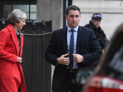 Theresa May sale de Downing Street en Londres, este viernes.