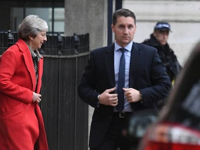 Theresa May sale de Downing Street en Londres, este viernes.