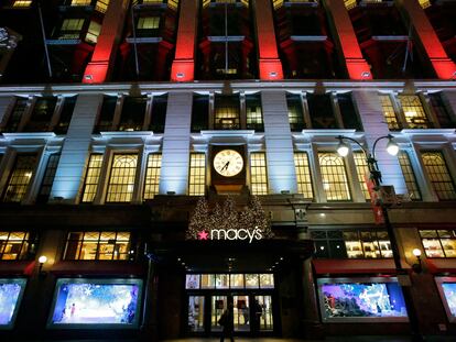Los grandes almacenes de Macy's en Herald Square (Nueva York), con iluminación navideña, en una imagen de archivo.
