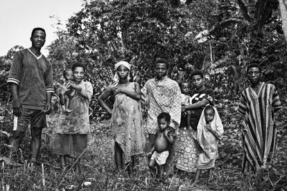 En Camerún, numerosas familias baka como la que aparece en esta foto se ven forzadas a dejar la selva y acaban siendo esclavas de miembros de otra etnia, los bantúes. "Me acuerdo muy bien de estas personas, en especial de esta mujer, que estaba embarazada", cuenta Muñoz. "Me impresionó mucho pensar que en siglo XXI siga existiendo la esclavitud". La fotógrafa también quedó impactada por el encuentro con chicas muy jóvenes obligadas a casarse con hombres mayores. "A esa edad deberían estar jugando".