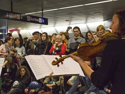 Actuación musical del a OBC en la estación de metro de la Diagonal.