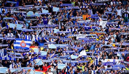 Aficionados del Espanyol en la grada de Cornellà.