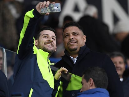 Un aficionado se saca una foto con Ronaldo Nazario, exfutbolista y máximo accionista del Real Valladolid CF. 