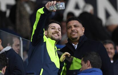 Un aficionado se saca una foto con Ronaldo Nazario, exfutbolista y máximo accionista del Real Valladolid CF. 