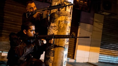 Security forces at the Complexo da Maré in Río de Janeiro on Sunday.