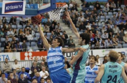 Raulzinho penetra a canasta en el partido contra el Barça