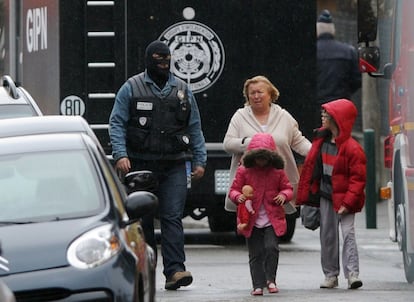 Una mujer y sus dos hijos son escoltados por la policía cerca de la residencia de Belle Paule, dónde está cercado el asesino Mohamed Merah