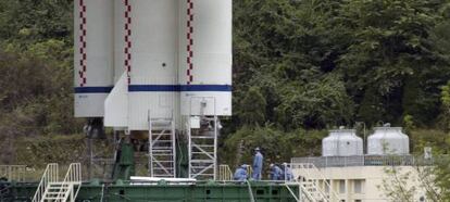 En la imagen tomada en 2010, trabajadores preparan el lanzamiento del cohete CZ-3C en el Centro de Lanzamiento de Satélites de Xichang.