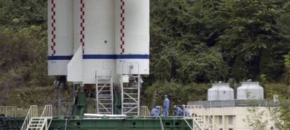 En la imagen tomada en 2010, trabajadores preparan el lanzamiento del cohete CZ-3C en el Centro de Lanzamiento de Sat&eacute;lites de Xichang.