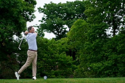 Brian Niccol, nuevo CEO de Starbucks, jugando al golf en Ohio el pasado mes de junio.