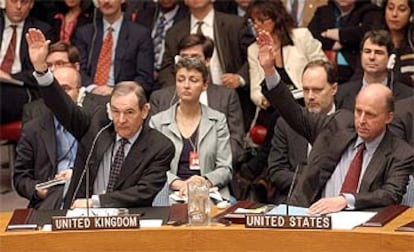 Los embajadores del Reino Unido, Jeremy Greenstock (izquierda), y EE UU, John Negroponte, votan a favor de la resolución en el Consejo de Seguridad.