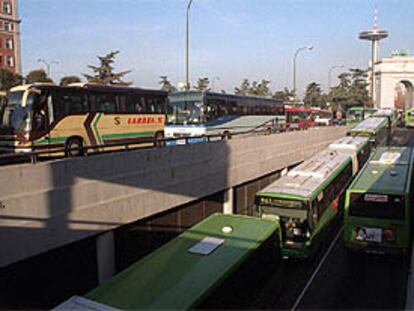 Autobuses atrapados por el atasco en el carril de entrada al intercambiador de transportes de Moncloa.