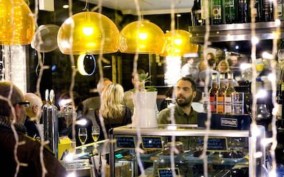 Barra del bar Seco, en el barrio barcelonés del Poble Sec.