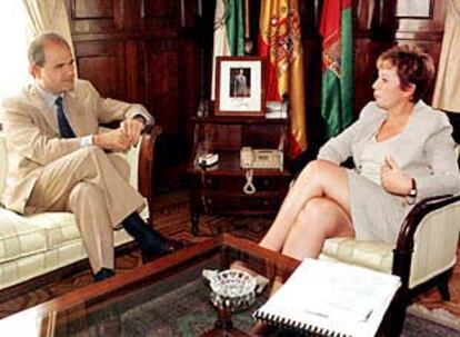 Manuel Chaves y Celia Villalobos, en una reunión en Málaga en 1999, cuando la ahora ministra era alcaldesa de esta ciudad.