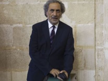 El defensor del Pueblo andaluz, Jos&eacute; Chamizo, en el Parlamento. 