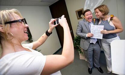Rebekah Monson y Andrea Vigil, posan para una foto tras casarse en Miami, florida (EE UU).