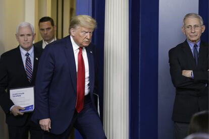 Donald Trump y, a la derecha, Anthony Fauci, en la Casa Blanca, el viernes 26 de marzo.