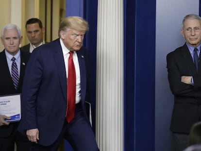 Donald Trump y, a la derecha, Anthony Fauci, en la Casa Blanca, el viernes 26 de marzo.