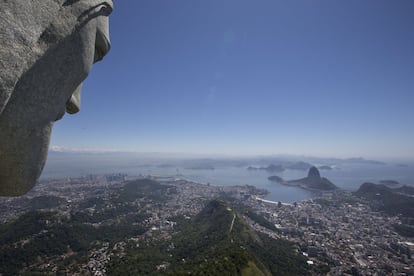 La estatua construida en 1931 en la cima del cerro del Corcovado también es Patrimonio Histórico de Brasil y recibe cada año cerca de 700.000 turistas.