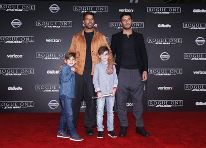 El cantante Ricky Martin se convirtió en padre de gemelos, Valentino y Mateo, en 2008. A punto de pasar por el altar este verano con su pareja, el artista Jwan Yosef, el artista puertorriqueño ha declarado en más de una ocasión que le gustaría ampliar la familia. “Yo soy papá y mamá. Todas las familias son diferentes. Hay familias sin papá y las hay sin mamá. No te tienes que sentir mal”, aseguró entonces uno de los primeros personajes famosos que habló abiertamente de este proceso. En la imagen, el cantante, sus hijos y su novio en su primera aparición en una alfombra roja, el pasado diciembre. La pareja se casará en breve.