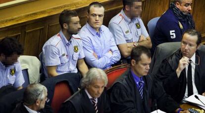 Ricardo Moreno, entre dos agentes de los Mossos, ayer en el banquillo de los acusados de la Audiencia de Barcelona.