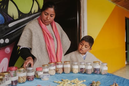 Una madre y su hijo enseñan las semillas que cultivan, en Cumbal.