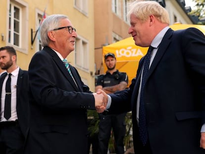 Jean Claude Juncher saluda a Boris Johnson, esta mañana en Luxemburgo.