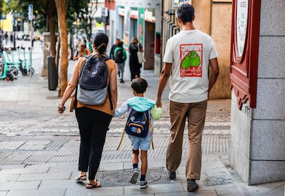 Una familia caminando en Lavapiés, el día de la vuelta al cole, este 9 de septiembre.