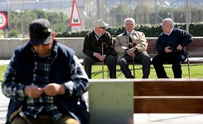 Un grupo de pensionistas en un parque. 